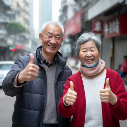 caocao.tw_Elderly_Asian_Chinese_couple_with_thumbs_up_hand_and__158fd519-5059-412d-a98c-af78e0aa99f7